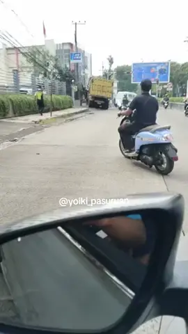 Jumat, 16 Mei, barusaja sebuah insiden mengejutkan terjadi di depan kantor BCA Dongwolu. Sebuah drum truk tiba-tiba menabrak tiang yang penuh dengan puluhan kabel penting. Kronologi lengkapnya masih dalam penyelidikan petugas tetap hati-hati yo rekk...  #yoikipasuruan #aslipasuruan #paskot  #kotapasuruan #beritaterkini #pasuruan  #updateyoikipasuruan