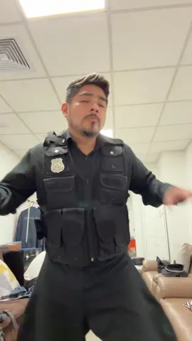 Me sentía un poco observado jajaa ( buenos comentarios porfavor ) #dancer #viralvideos #videoviral #video_viral #sr #policia #alfondohaysitio #caracterizacion 