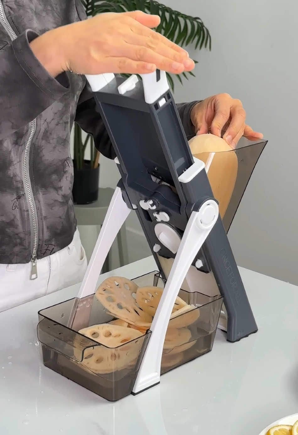 With this vegetable cutter, I have never cut vegetables again.#kitchengadgets #veggiecutter #veggiechopper #fruitcutter #timesaver #tiktokshopholidayhaul #tiktokshopmothersday #cooking #kitchentools #trend #tiktokmademebuyit #kitchen #fyp #tiktokshop #onceforall #onceforallkitchen 