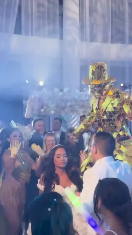 Amazing golden mirror man, stiltswalker golden mirror man. #mirrormansuits #mirrormancostumes #mirrorlady #pinkmirrorman #bluemirrorman #mirrorrobots #mirrorhelmet #mirrorman #ledmirrorman #stiltswalkermirrorman #mirrordress #stiltswalkermirrordress jenny@vsledclothes.com Whatsapp: +86186 7006 7806