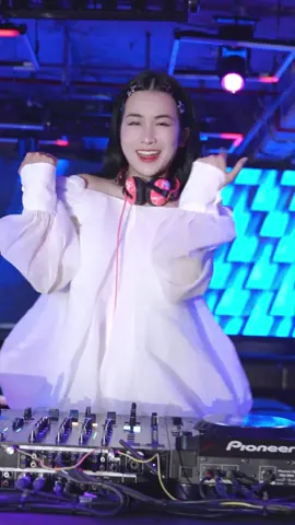 Từng giọt nước mắt đắng vấn thấm ướt trên môi #trangmoon #nhachaymoingay #acventertainment #noidauxotxa