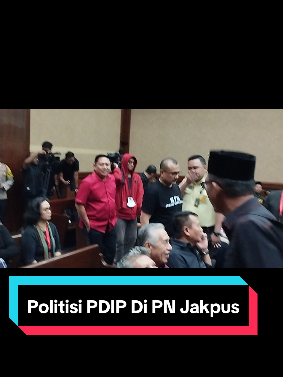 Tokoh dan Politisi PDIP Penuhi Ruang Sidang Hasto Kristiyanto Sejumlah tokoh PDIP tampak hadir dalam ruang sidang Pengadilan Tipikor Jakarta Pusat untuk memberikan dukungan kepada Hasto Kristiyanto yang menjadi terdakwa, Jumat, 16 Mei 2025. Mereka yang hadir di antaranya Anggota Komisi I DPR RI Fraksi PDIP, TB Hasanuddin; politikus senior PDIP, Panda Nababan; Ketua DPP PDIP yang juga mantan Gubernur Jawa Tengah, Ganjar Pranowo; Anggota Komisi III DPR RI dari fraksi PDIP, Komjen Muhammad Nurdin; Anggota Komisi VI DPR RI Fraksi PDIP, Darmadi Durianto. Kemudian, Ketua DPC PDIP Kota Solo, Fransiskus Xaverius (FX) Hadi Rudyatmo; mantan Menteri Lingkungan Hidup, Sonny Keraf; dan politikus PDIP, Ferdinand Hutahaean. Diketahui, jaksa mendakwa Hasto melakukan penyuapan dan perintangan penyidikan atau obstruction of justice (OOJ) di perkara PAW anggota DPR Harun Masiku. Dalam perkara dugaan suap, Hasto didakwa bersama-sama dengan advokat Donny Tri Istiqomah; mantan terpidana kasus Harun Masiku, Saeful Bahri; dan Harun Masiku memberikan uang sejumlah 57.350 dolar Singapura atau setara Rp 600 juta kepada Wahyu dalam kurun 2019–2020. Uang diduga diberikan dengan tujuan agar Wahyu mengupayakan KPU untuk menyetujui permohonan PAW calon legislatif terpilih Daerah Pemilihan Sumatera Selatan I atas nama Anggota DPR periode 2019–2024, Riezky Aprilia kepada Harun Masiku. Sementara dalam kasus perintangan penyidikannya, Hasto memerintahkan Harun, melalui Nur Hasan selaku penjaga Rumah Aspirasi untuk merendam ponsel milik Harun ke dalam air. Perintahnya diberikan usai peristiwa OTT KPK terhadap Anggota Komisi Pemilihan Umum (KPU) periode 2017-2022, Wahyu Setiawan. Tak hanya ponsel milik Harun, Hasto juga disebut memerintahkan ajudannya, Kusnadi untuk menenggelamkan ponselnya untuk mengantisipasi upaya paksa oleh penyidik lembaga antirasuah. #sekjenpdip #hastokristiyanto #kpk #suap #harunmasiku 