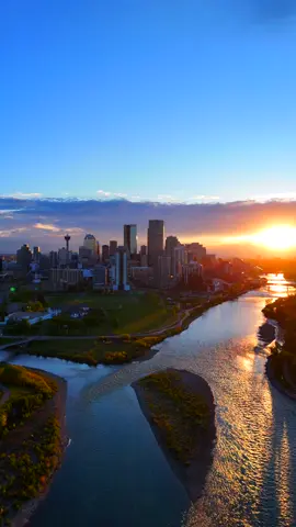 Golden hour magic in Calgary 🌇✨ The sky lit up with fiery shades of orange, pink, and purple, casting a warm glow over the city. Moments like these remind me why I love this place. Nature’s beauty never fails to amaze 🌤️ Grateful for peaceful evenings like this one. #CalgarySunset #YYCLife #SunsetMagic #PrairieSkies #NatureLovers #GoldenHour #SunsetPhotography #ExploreAlberta #CanadianBeauty #SkyOnFire #PeacefulViews #UrbanNature #EveningGlow #CalgaryViews #WanderCanada 