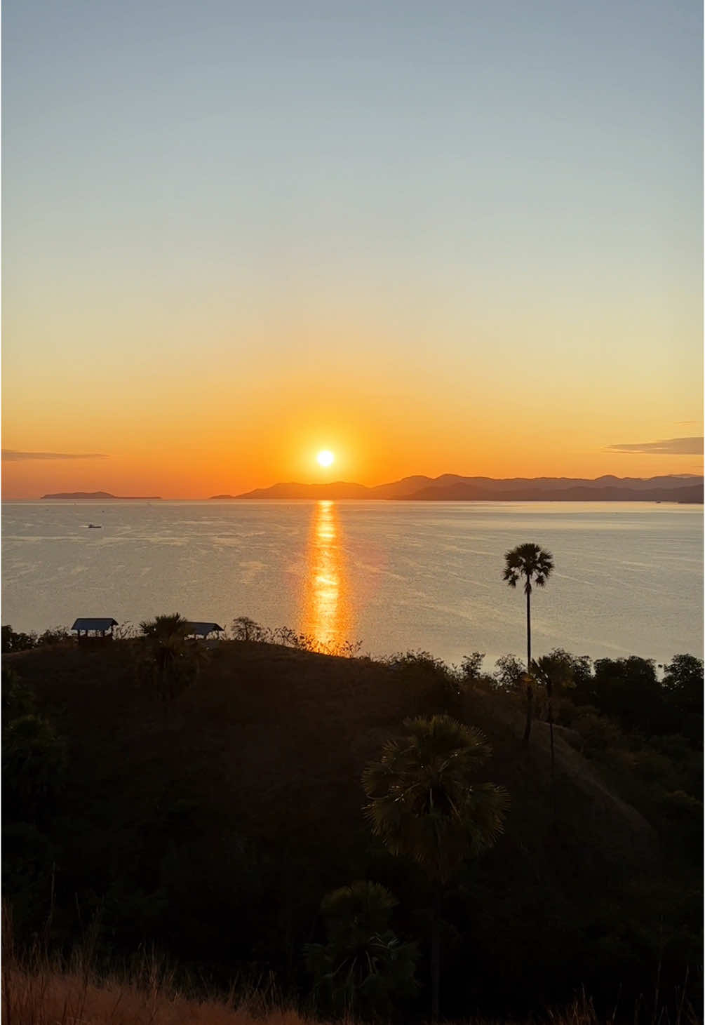 Di bajo sunrise nya selalu cakeppp!!!  #fyppppppppppppppppppppppp #fyp #fypシ #labuanbajo 