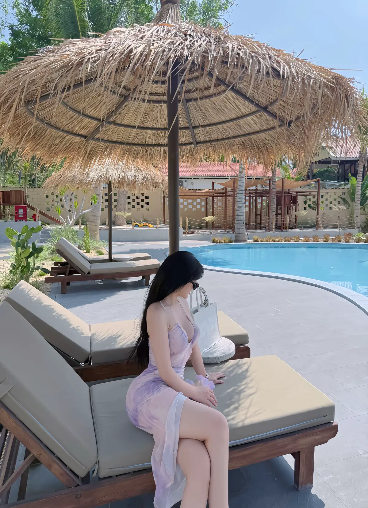 Khi một người phụ nữ tạo áp lực lên 1 người đàn ông hèn nhát, anh ta sẽ lập tức chạy đến bên 1 con ả thấp kém để được dung túng cho sự hèn nhát của anh ta. 🤗