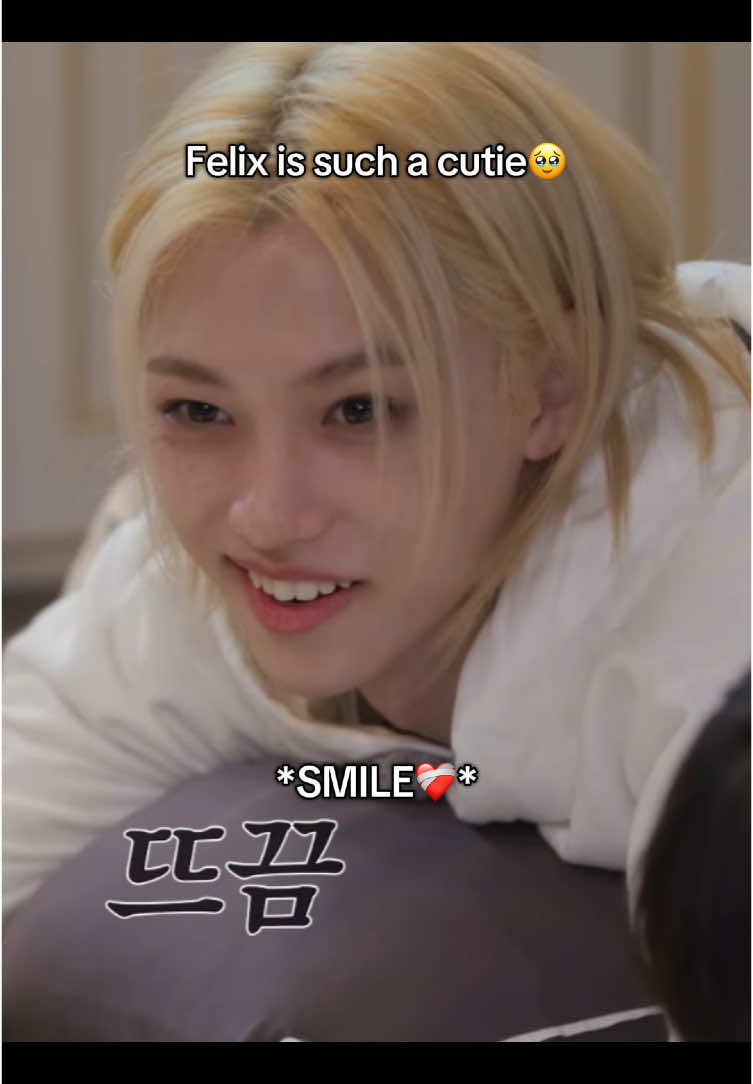 He’s so cute when he’s just smiling and watching others🥹🤍 #leefelix #felix #yongbok #straykids #skz #stay #kpopfyp 