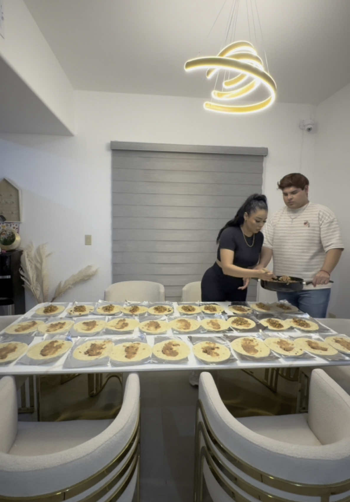 PREPARANDO LA CENA PARA SALIR A LA CALLE A ENTREGARLA 🏨 AL HOSPITAL Y PERSONAS EN SITUACIÓN DE CALLE ❤️‍🩹 MI HIJA ASHLEY TAMBIÉN ME AYUDÓ 🫶🏻