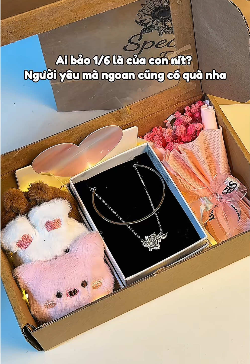 Tham khảo set quà xinh xắn cho mấy ông tặng người yêu mình nè 🫶🏻 #quatangnguoiyeu#congai#quoctethieunhi#tangqua#setquatang#unboxing#hanhtinhunbox#monquaynghia#couples#capdoi#ValentinesDay#quoctephunu#lactaybac#vongtaynu 