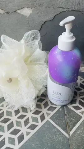 Lux Peaceful Galaxy Shower Gel ✨ Kemasan bagus, Bentuk dan warnanya cantik serta unik, shimmering gituu 💜Aku setelah menggunakannya kulit menjadi lembut, lembab, terlindungi, aromanya wangi tahan lama dan menenangkan. Busanya banyak..  kamu mesti coba dan pakai jugaa yaa 💜🫧✨ #HTCIDxLUXPeacefulGalaxy #HomeTesterClubID @HomeTesterClubID @lux_id 