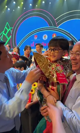 Sân khấu đầu tiên của em bé sau khi ra mắt MV Thánh Gióng là tại Đại Hội Cháu Ngoan Bác Hồ lần thứ X.  Tại đây em bé rất bất ngờ vì nhận được sự yêu mến và cổ vũ của các bác lãnh đạo, các anh chị đại biểu nhí đến từ khắp các tỉnh thành.  Em bé còn cùng mọi người đọc vang 5 điều Bác Hồ dạy nữa ạ ❤️  #embechat #thanhgiong 