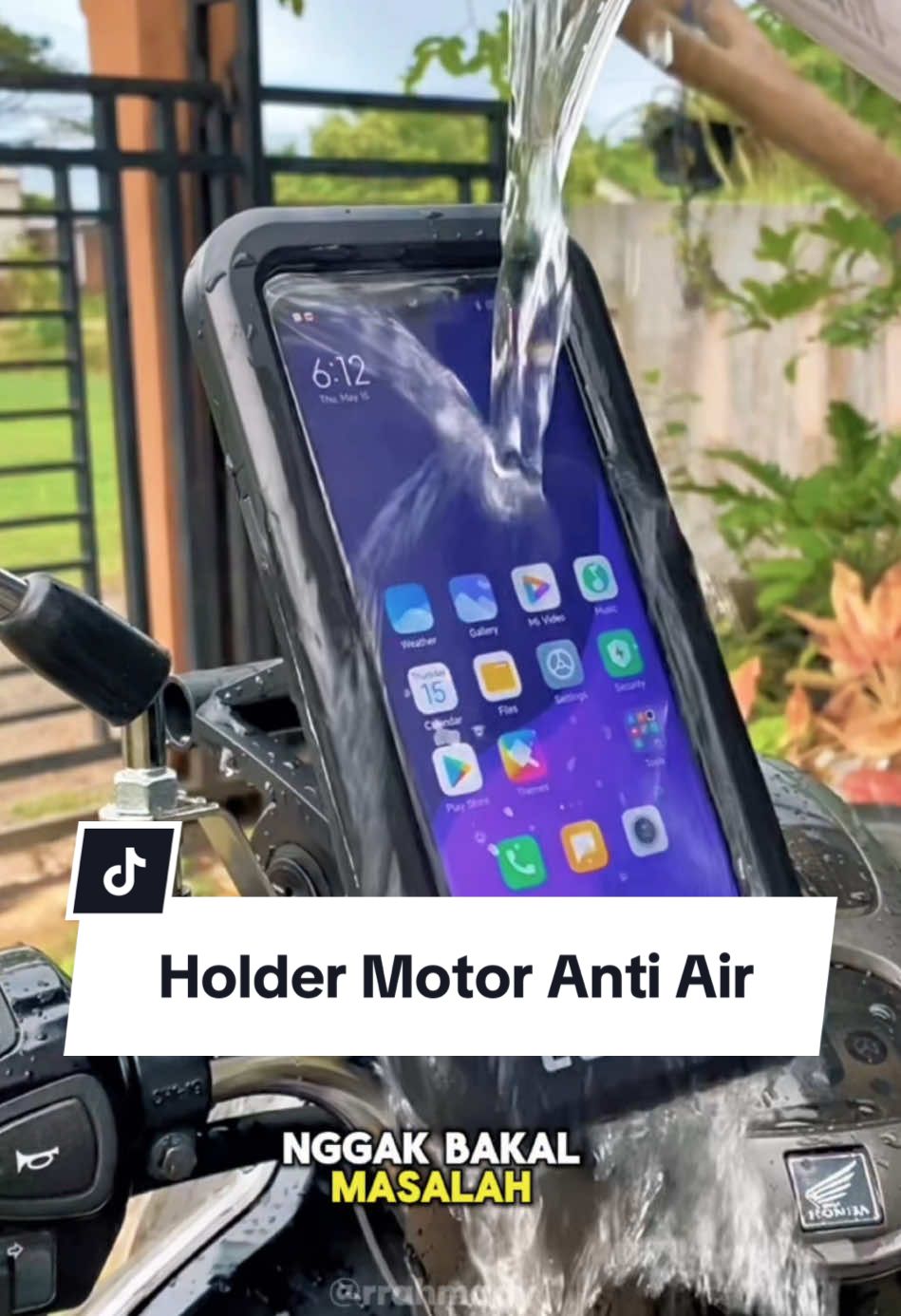 Holder Motor Anti air dari Log On yang bisa dipake pas lagi ujan, soalnya holder hp motor ini waterproof jadi tahan air. #holderhpmotor #holdermotor #holdermotorantiair #holdermotorlogon #holdermotorwaterproof 
