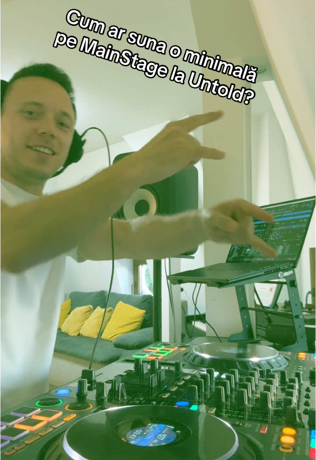 Ambele stiluri au farmecul lor. Tu ce preferi? 😎🕺🏻 #untold #sunwaves #untoldfestival #sunwavesfestival  #technomusic 