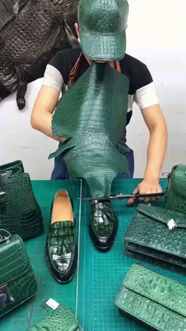 Mắt em va phải đôi giày da cá sấu màu xanh, hợp với các anh mạng mộc. #dodathucong #handmadeleatherbag #khautay #leathercraft #diyprojectvn #handmade #viral #thucong #diyproject