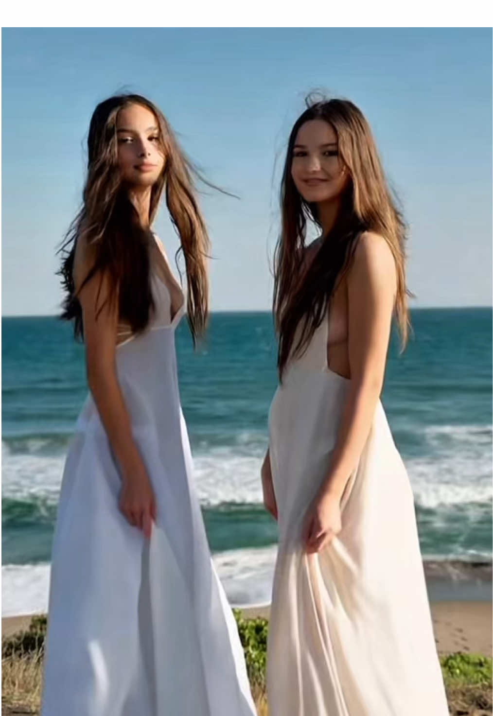Amigas en la playa con vestidos blancos #amistad #playa #vestidosblancos #verano