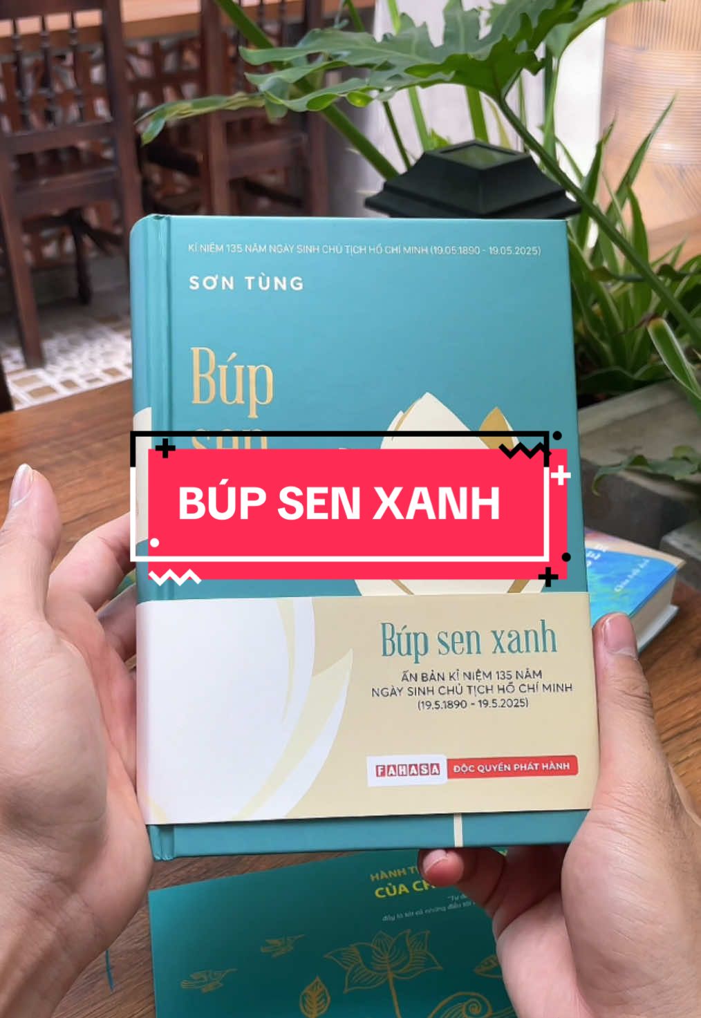 Không chỉ là một cuốn tiểu thuyết, Búp Sen Xanh là một khúc tráng ca nhẹ nhàng và đầy xúc cảm về tuổi thơ, gia đình, và quá trình hình thành nhân cách của Bác Hồ – lãnh tụ vĩ đại của dân tộc Việt Nam. Từng trang sách đưa bạn trở về quê hương Kim Liên, nơi một cậu bé tên Nguyễn Sinh Cung lớn lên giữa gian khó nhưng sớm bộc lộ chí khí phi thường, lòng yêu nước, ý chí kiên cường và tinh thần học hỏi không ngừng. Bạn sẽ hiểu rõ hơn về tuổi thơ, những năm tháng đầu đời của bác, những câu chuyện cảm động và những mất mát khiến bạn rơi nước mắt. Từ mái nhà tranh xứ Nghệ đến con đường tìm đường cứu nước, từng trang sách như thắp lên trong lòng người đọc ngọn lửa tự hào dân tộc và niềm cảm hứng sống đẹp, sống có lý tưởng. Cuốn sách không chỉ để đọc – mà để nhớ, để yêu, để biết ơn công lao vĩ đại của vị cha già dân tộc.#tiemsachbinhyen #BookTok #sachhay #sách #reading #bupsenxanh #chutichhochiminh 