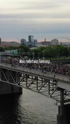Leute posten Hashtags gegen Hass und Hetze, aber zerfleischen dich in den Kommentarspalten. Wir haben (Gott sei Dank!!!!) Meinungsfreiheit, aber das heißt nicht, dass ich immer und zu jeder Zeit das sagen sollte was mir gerade einfällt - besonders nicht wenn es emotional aufgeladen gegen meinen Nächsten geht. Leider überwiegt oft eine 