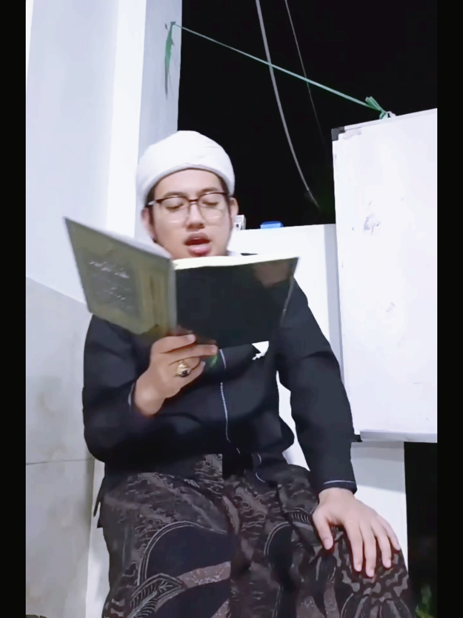 لِكُلٍّ إِلَى شَأۡوِ الۡعُلَى حَرَكَاتُ  وَلَكِنۡ عَزِيزٌ فِي الرِّجَالِ ثَبَاتُ تَمَنَّيۡتَ أَنۡ تُمۡسِي فَقِيهًا مُنَاظِرًا  بِغَيۡرِ عَنَاءٍ وَالۡجُنُونُ فُنُونٌ وَلَيۡسَ اكۡتِسَابُ الۡمَالِ دُونَ مَشَقَّةٍ       تَحَمَّلُهَا فَالۡعِلۡمُ كَيۡفَ يَكُونُ عَلَى قَدۡرِ أَهۡلِ الۡعَزۡمِ تَأۡتِي الۡعَزَائِمُ     وَتَأۡتِي عَلَى قَدۡرِ الۡكَرِيمِ الۡمَكَارِمُ وَتَعۡظُمُ فِي عَيۡنِ الصَّغِيرِ صِغَارُهَا     وَتَصۡغُرُ فِي عَيۡنِ الۡعَظِيمِ الۡعَظَائِمُ 