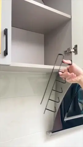Gantungan lemari dapur tanpa paku atau lem, mudah dipasang pada lemari gantung untuk menyimpan alat dapur dengan nyaman tanpa mengganggu operasi lemari. Jangan lewatkan ruang bawah lemari dapur—gantungkan semua barang kecil dengan cara inovatif ini! #gantunganlemaridapur #rekomendasipraktis #penataanruangdapur #barangberguna.