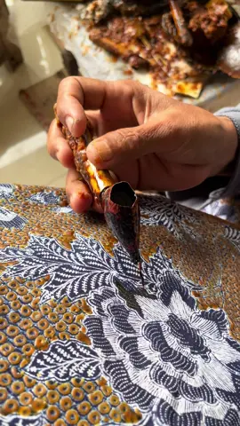Proses nutup motif / mbironi untuk pewarnaan selanjutnya (warna coklat sogan) #batikindonesia #batiktulis #fyp #fypage #fy #foryoupage #foryou #fypシ゚ #paintingart #traditionalart #batikjawa #batikjogja #batiksolo #batikalusan #custombatik #pengrajinbatik #batikcap #artist #artwork 