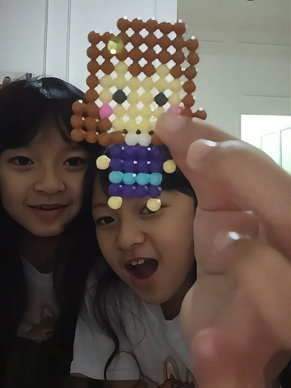 daripada main hp mending main aquabeads ,,seru banget lho, kamu bisa bikin apa aja sesuka hati ,,yeayyyy #aquabeads #twinsmeynow 