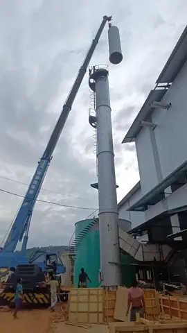 proses pemasangn cimny ketinggan 30 meter  #helper #hlem kuning  #kuli  #capcut  #boiler  #fyp #indonesia  #kerja 