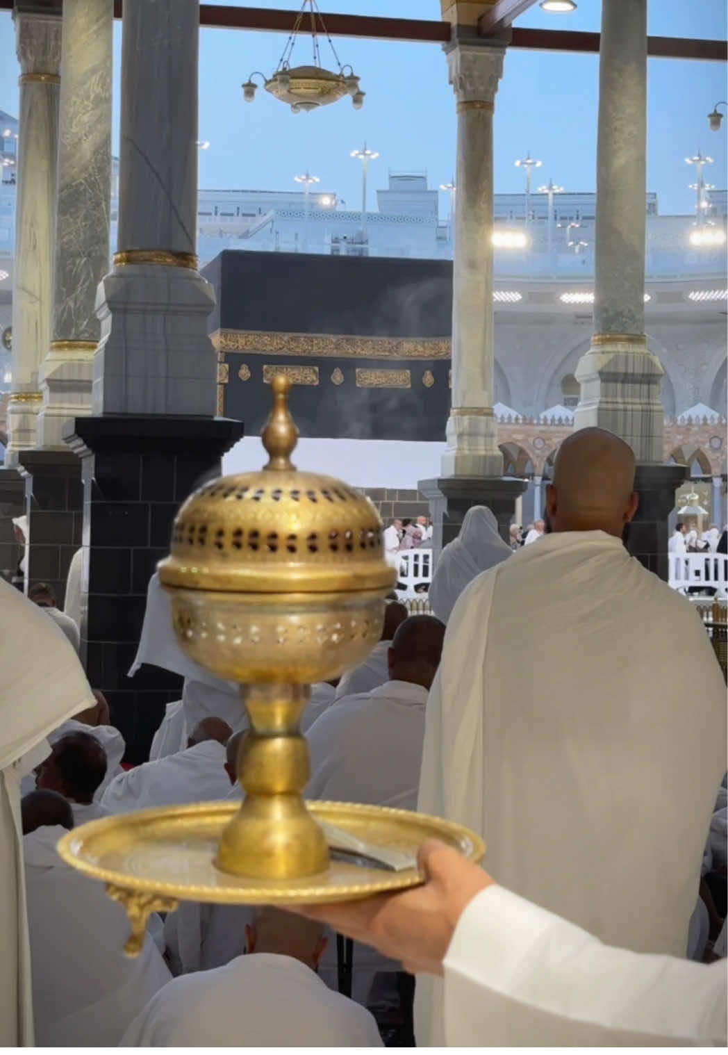 اللهم صل وسلم على نبينا مُحمد وعلى آله وصحبه أجمعين 🤍. ‏Photo by: @mo_mnsur  . . ⁧‫#ياسر_الدوسري  #الجمعة  #الكهف  #بخور  #الحرم_المكي  #الحج  ‏yourshot #yourshotphotographer #instagram# alhamdulillah# #makkah_lanes #streetphotographers #madinah #madina #haramain #prophetmuhamma ‏ #profetamuhammad#isla #mescinebevi #masjidnabawi #makkah# #masjidharam#mosque #медина#паbаwimosque #rasulallah #moslem#kaaba #quran ‎