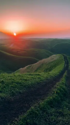 Daikanbo (Kumamoto) / 大観峰 The beautiful sunrise from Daikanbo🌅🤩✨ Please follow 👉@japan_walker_    Please Share 🥰🙏✨ #japan #japantravel  #japantrip #anime　#daikanbo #kumamoto #kumamotogram #熊本 #くまもと #aso #阿蘇 #大観峰 #kyushu #九州 #sunset #朝日 #traveljapan🇯🇵 #japanstyle #Summer 