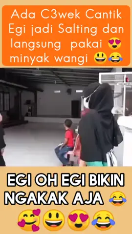 ada cewek cantik Egi jadi Salting dan langsung pakai minyak wangi 😃😍#kdm #kangdedimulyadi #gubernurjawabarat #egi #lucu #viralvideo 