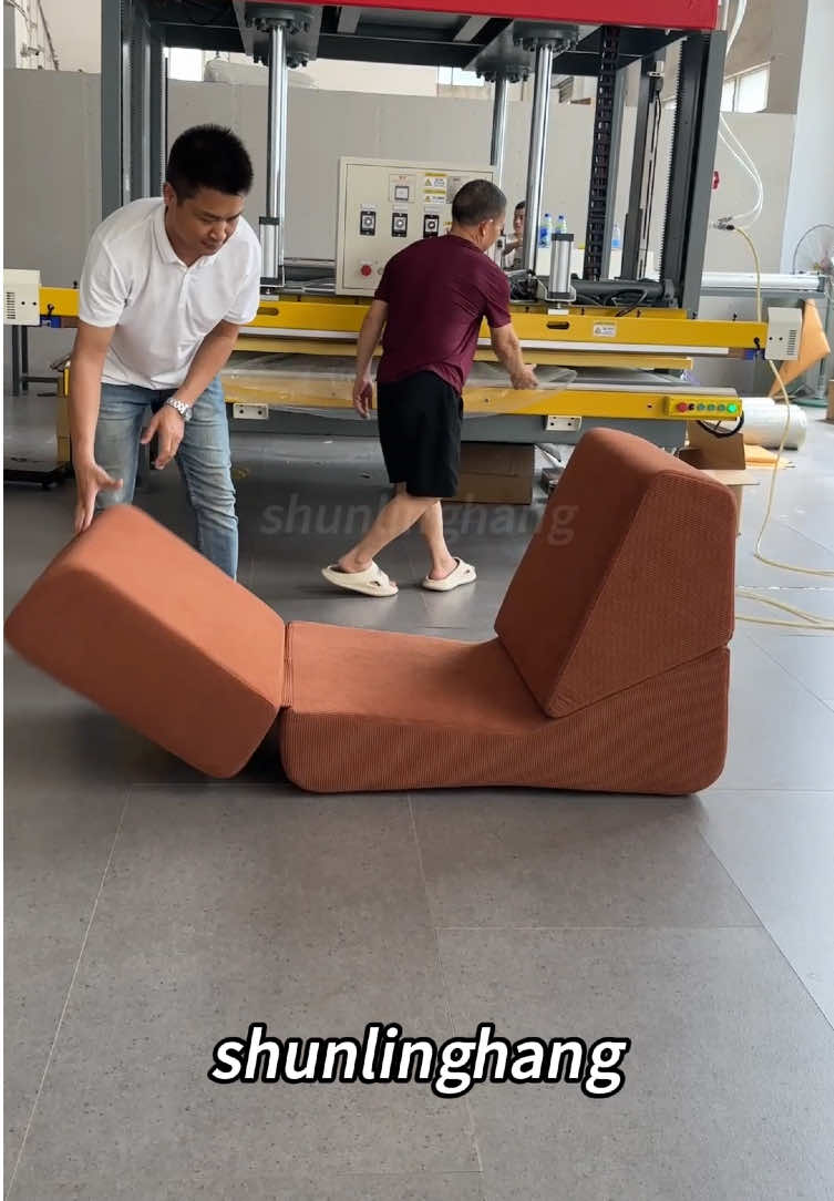 One container can hold 850 multi-functional folding sofas. It has a wide range of applications and can save a lot of freight costs after compression. It was developed for export! #compressionsofa #homefurniture #sofa #boxsofa #furniture #compressionchair #lazysofa #couch #compressionchair #furniturefactory #exportfurniture #export #sofas #box #exporttrade #compression #function #sofabed #bed #functional #multifunctional 
