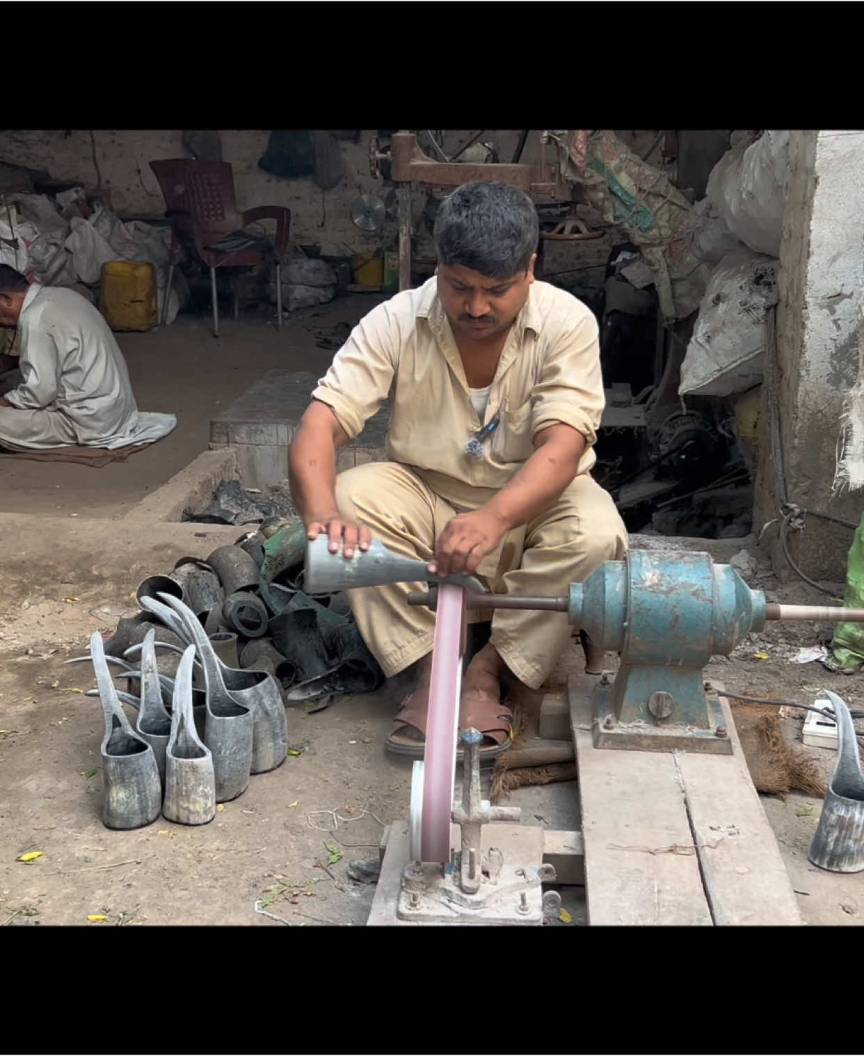 How To Make A Buffalo Horn Beer Mugs #howtomake #buffalo #horn #craft #animals #bones #manufacturing #process #cowhorn #beer #mug #making #foryou #foryoupage 