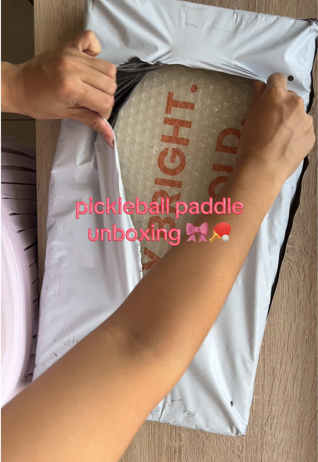 unbox my paddle with me 👀🎀 Thank you @ARTÉ Pickleball-YourBestPaddle for sending this!  #pickleball #pickleballtiktok #pickleballpaddle #pickleballplayers #pickleballhighlights #pickleballislife #playarte #fyp #foryoupage #fy 
