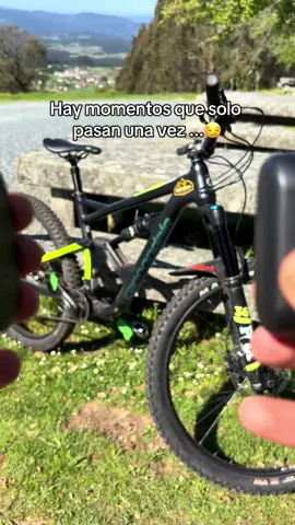 🚀 ¡La CÁMARA IDEAL para tus aventuras en BICI! 🚴📸🔥 Amas la emoción sobre dos ruedas? 🌪️ Descubre la cámara perfecta para capturar tus mejores rutas en bici 🚵. ¡Graba en 4K, resistente al agua y con estabilización increíble! 😱📹  #CiclismoDeAventura #CámaraDeAcción #MTB #CiclismoExtremo #CámaraDeportiva