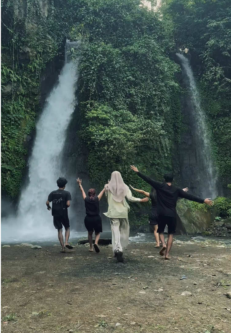 📍Air Terjun Tirto Kemanten - Kalibaru.  Hanya 2 menit dari basecamp (kata warlok), ASLINYA ENGGA SE-2 MENIT ITU😭🫵🏽  Ga expect banyak, kirain cuma kaya sungai buat mandi-mandi bidadari gitu, ternyata cakep air terjunnya😍🍃 Yang mau hiking Raung, wajib melipir ke sini buat latihan fisik tipis-tipis!  #tirtokemanten #kalibaru #tripkebanyuwangi #fypbanyuwangi #explorebanyuwangi #travelwithfriends #CapCut 