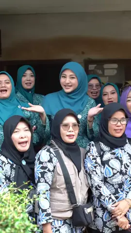 Pokja 2 TP PKK Kabupaten Bandung melaksanakan kunjungan langsung ke pelaku UMKM di Desa Sagaracipta Kecamatan Ciparay. Kegiatan ini merupakan bagian dari komitmen kami dalam mendukung pemberdayaan keluarga dan peningkatan ekonomi masyarakat desa melalui sektor usaha mikro, kecil, dan menengah. Dengan semangat gotong royong dan kepedulian terhadap potensi lokal, kami berdialog langsung dengan para pelaku usaha, melihat proses produksi, serta mendengarkan aspirasi dan tantangan yang mereka hadapi. Kunjungan ini bukan hanya bentuk perhatian, tetapi juga upaya nyata untuk mendorong pertumbuhan ekonomi berbasis potensi desa. Mari bersama-sama kita dukung UMKM lokal sebagai tulang punggung perekonomian rakyat. Dari desa, untuk Indonesia! 🇮🇩✨ @TehEmmaDS @Marginwieheermali  #BandungLebihBedas