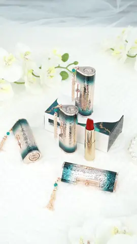 💄ひと塗りに、芸術を。花西子のアイコンともいえる 百花同心錠 彫刻リップ。 手に取った瞬間から心ときめく、贈り物にもふさわしい特別な存在です。 大切な人へはもちろん、自分へのご褒美にも。 #花西子 #彫刻リップ #リップコレクション #lipsticklove #giftideas