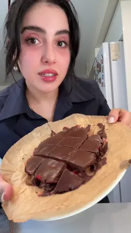 اطييييييييييييييييب حلا بالعالم حاليا بالنسبة الي. ما اعرف شوكت حكدر اسوي شي أطيب وأسهل منه لكن ححاول ^^ المكونات: فراولة تازة موزتين شكلات داكنة والكمية تقريبا وحدة ونص او اثنين عينك ميزانك يعني. هي مبينة بسيطة بس كلش كلش كلش طيبة. ملاحظة: الملابس مختلفة لان صورتها ب أوقات مختلفة ^^ . #healthy #strowbery #strowberyyfudge #fudge #healthyfood #fyp #explorepage✨ #العراق #المغرب🇲🇦تونس🇹🇳الجزائر🇩🇿 #السعودية 