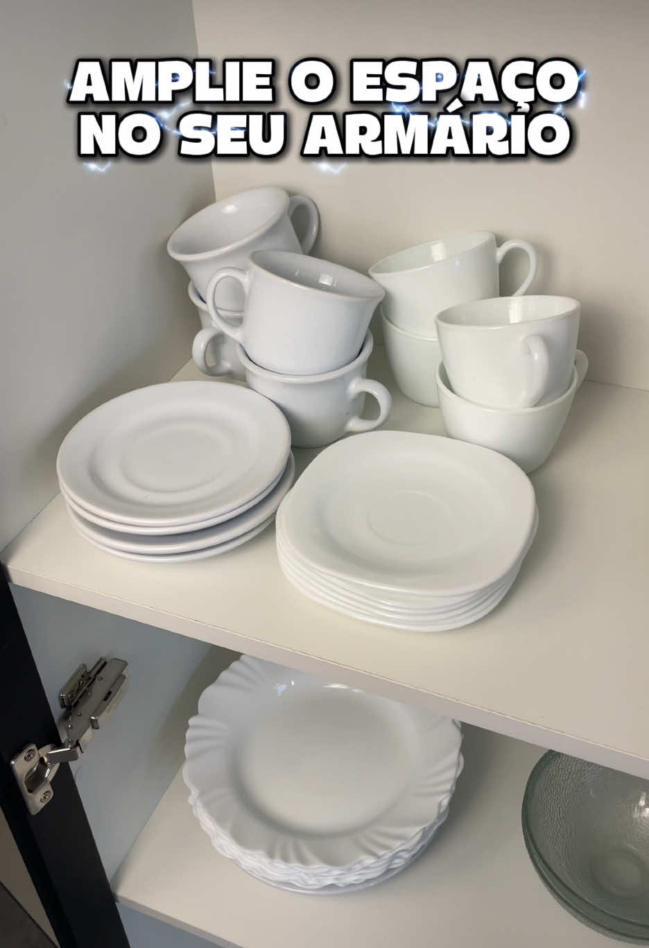 Tá sem espaço no armário da cozinha? Então pega essa dica! Ao invés de empilhar as xícaras do jeito tradicional, encaixe as alças uma dentro da outra, como mostro no vídeo. Assim elas ocupam menos espaço e você consegue organizar muito mais louças no armário. 😱🙌🏼☕️ Isso acontece porque as alças são o que mais atrapalham na hora de empilhar — ao encaixar, você elimina esse 