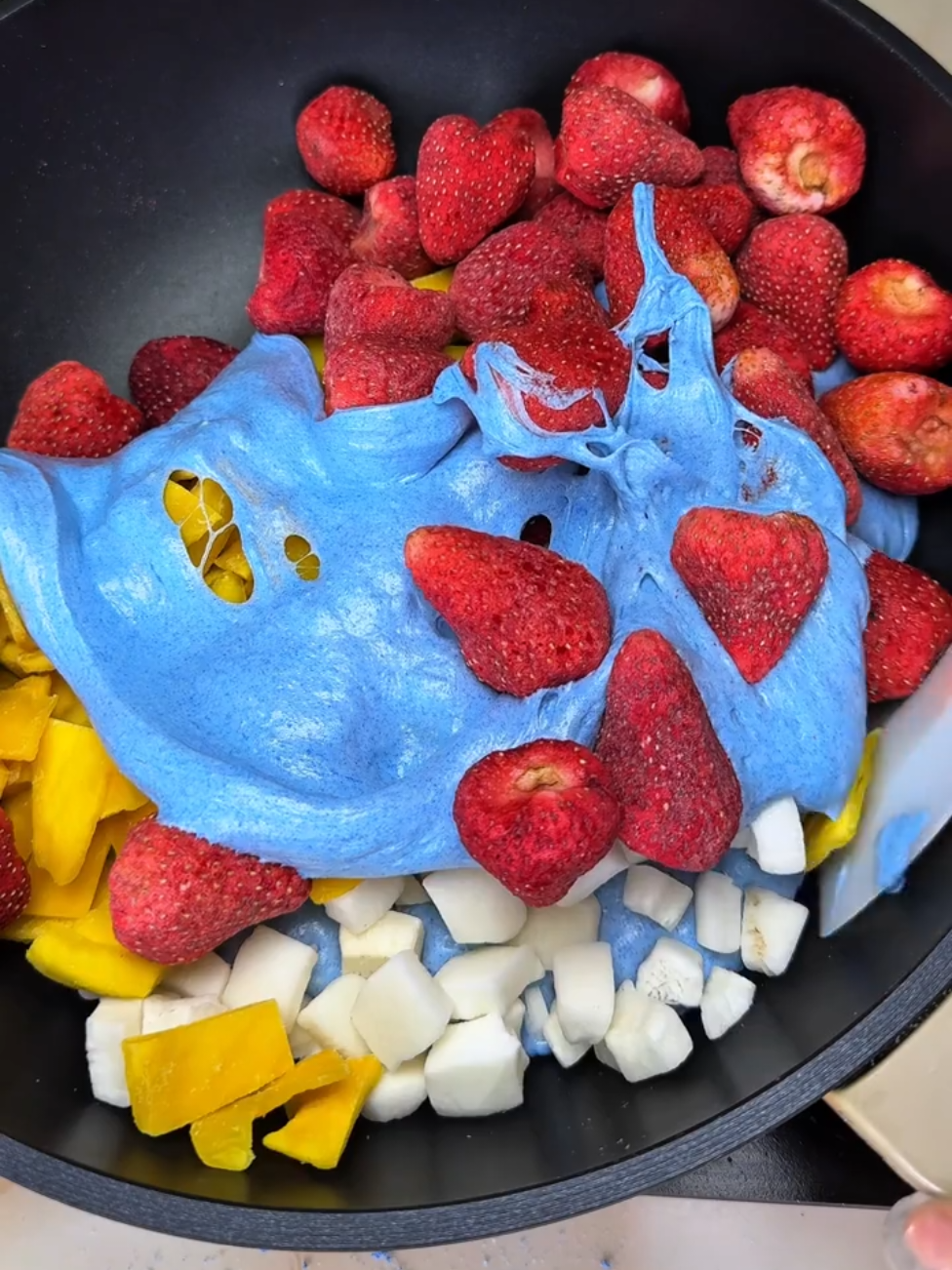 Fry a pot of blue concrete, which is actually phycocyanumin and snowflake crispy! #snowflake #tiktokcookbook #viralvideo #snowflakescrips #fypシ゚viral #tiktokfood #flyppppppppppppppppppppppppppppppp 
