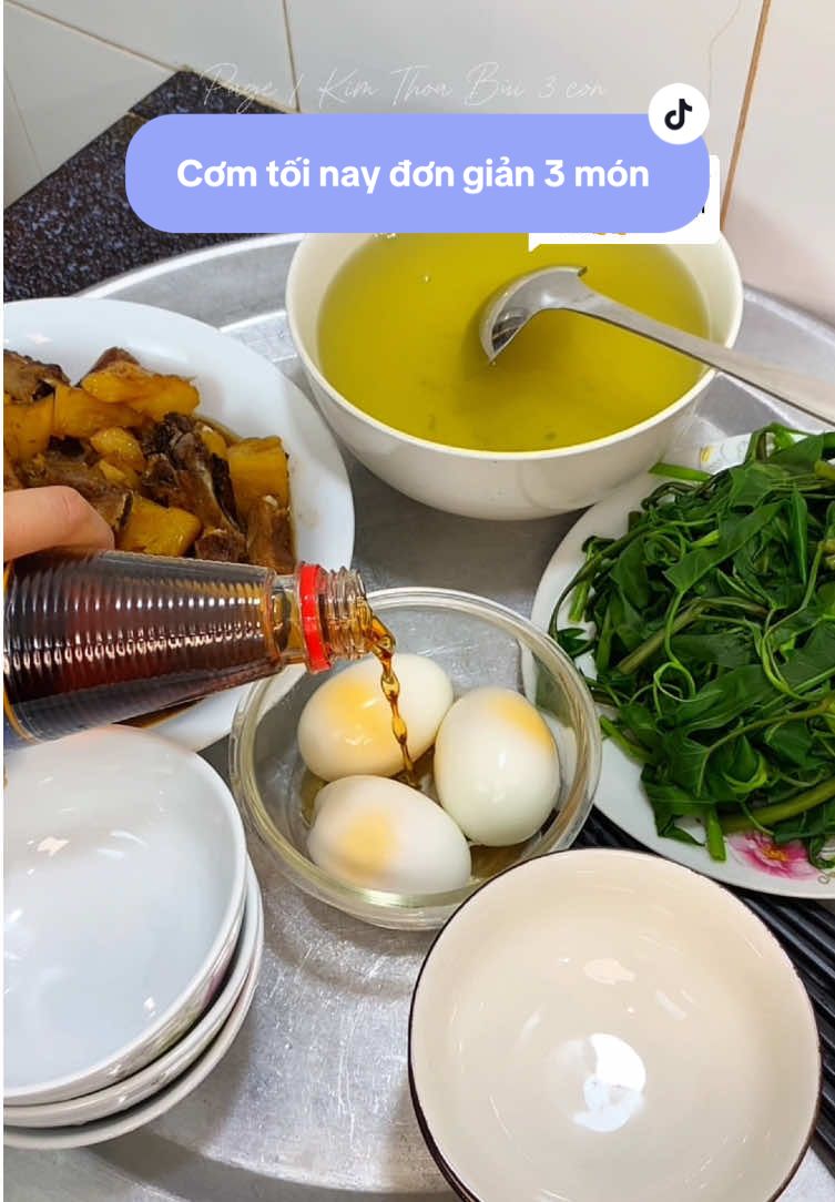 Trả lời @🫧Loan🫧   Tối nay e nấu cơm đơn giản thôi, nhưng phải công nhận sườn nấu dứa ngon đỉnh của chóp luôn #Vlog #buacomgiadinh #kimthoabui01 