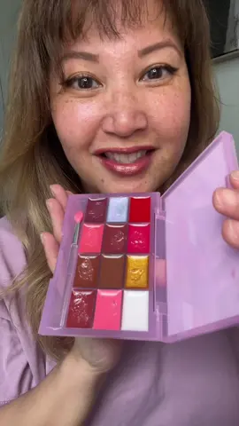 This palette of hydrating glosses is so pigmented! The colors can be mixed to create so many beautiful shades! #lipgloss #lipglosspalette #travelmakeup #perfectlipcolor #lipcolor #mixinglipgloss #makeup #tiktokshop 