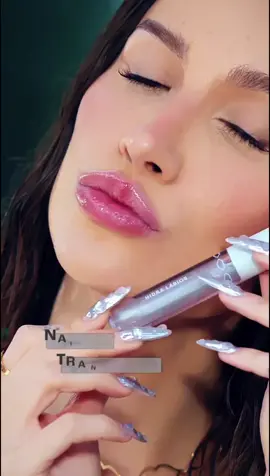 O novo Hidra Lábios Boca Rosa possui fórmula leve e sedosa, que promove sensação de frescor para os lábios, não é pegajosa e desliza suavemente, oferecendo um conforto único e hidratação imediata, sem escorrer. O acabamento translúcido com um toque de cor sutil realça sua beleza natural. #bocarosa #hidralabios #tiktokshop #tiktokshopchegou 