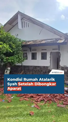 Atalarik Syah beli tanah seluas 7.000 m² pada tahun 2000. Namun sejak 2015, lahan itu disengketakan PT Sapta. Pengadilan menyatakan transaksi tidak sah. Rumahnya dibongkar sejak 15 Mei 2025. Pada Jumat (16/5/2025), Atalarik sepakat membayar Rp 850 juta agar rumahnya tidak dibongkar. Ia membayar DP Rp 300 juta ke PT Sapta.  “Kesanggupan dia bayar Rp 300 juta dulu, sisanya dicicil dalam tiga bulan,” kata PT Sapta. Penulis: Ady Prawira Riandi, Tri Susanto Setiawan Kreatif: Blanka Rahel Maretha Joanne Produser: Nibras Nada Nailufar ~R #AtalarikSyah #SengketaLahan #Cibinong #Peristiwa ##Read 