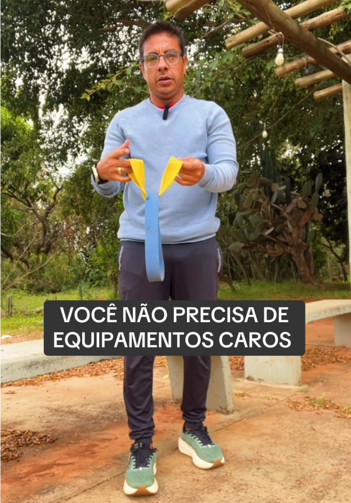 Aqui tem treino com miniband todo dia — me segue e vem mudar seu corpo em casa!  O último exercício não é para o peito e sim ombro, quero vê quantas pessoas chega até o final do vídeo 😉. Agora.  “Se você quer um programa completo pra emagrecer em casa, com mais de 100 aulas, plano alimentar e acesso vitalício, é só clicar no link da bio. Te vejo lá! #treinoemcasa #fitband #emagrecimento #miniband #personaldanoliveira 