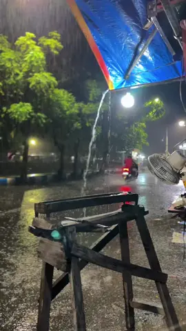 HUJAN + MALAM + SATE = CINTAH.😅🔥🌧️#fyppppppppppppppppppppppp #Rajasate008 #pasuruan #sate #sateayam #satemadura #pelabuhanpasuruan #hujan #hujanmalam 