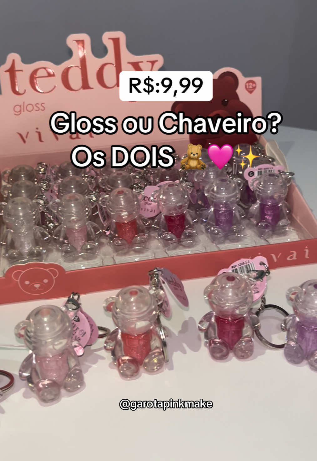 Gloss Ursinho Teddy é um chaveiro prático para te acompanhar! Com um brilho suave nos lábios e seu design encantador 🧸 Torna-se um acessório para pendurar da bolsa/chave 🩷✨  Fazemos entregas em Matinhos/PR e Enviamos para todo Brasil 🇧🇷  #enviamosparatodobrasil #lojaonline #lojaonlinedemaquiagem #gloss #ursinhoteddy #glossursinhoteddy #vivai #maquiagem #acessorios 