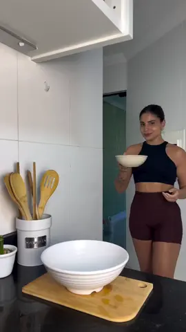 “Sabe aquele lanche da tarde que mata a vontade de comer besteira? É esse aqui! Rápido, saudável e com ingredientes que você tem em casa. Quer fazer também? Comenta ‘QUERO MAIS’ que eu trago outras ideias pra você! Gratidão por cada comentário e curtida!” #lanchefit #tardesemculpa #alimentacaosaudavel #emagrecercomendo #saudeebemestar