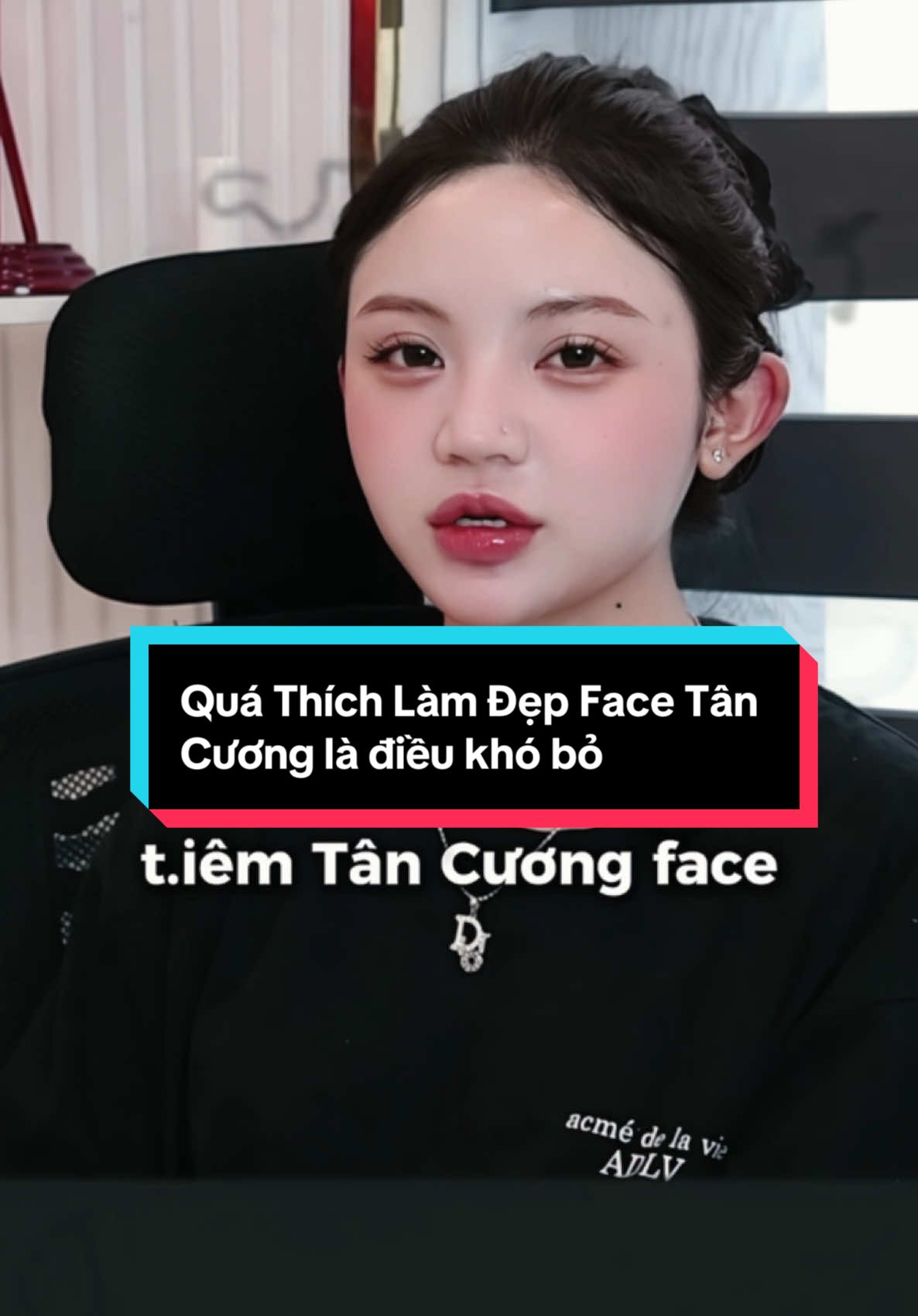 - Tôi là nạn nhân… của một lần lỡ chạm kỹ thuật Tân Cương tại nhà bà Trang Aris! Từ ngày biết đến “nghiện đẹp gu Tân Cương”, ví có thể xẹp nhưng nhan sắc thì đỉnh khỏi bàn! ⚠️ Ai yếu lòng đừng lướt vào – dễ nghiện thật đấy  #arisaesthetictraininglab  #tâncươngface2025 #Thayđổiđểvươnxa