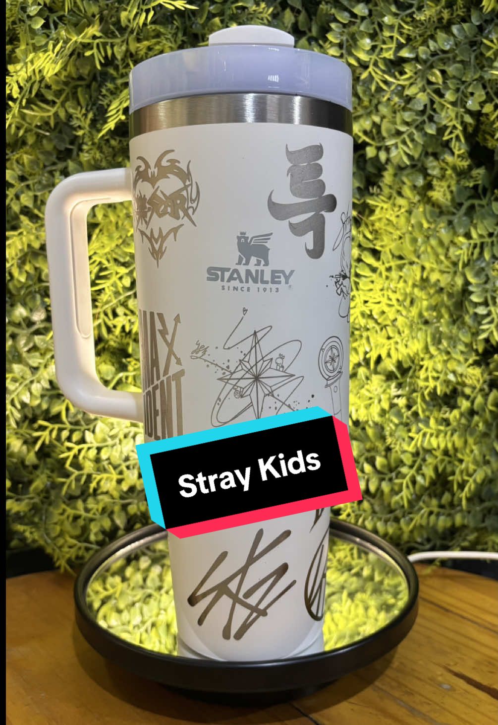 Esse copo aqui é pra quem grita SKZ everywhere all around the world!🫶🏻❤️🧭 #straykids #stay #copopersonalizado #copostanley #foryoupage #fyp #pravoce #vaiprafy 