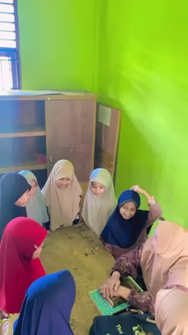 Masyaallah Ketika jam istirahat fokus periksa kertas ulangan ehh tiba tiba disuruh “buk coba genggam tangan ibu terus bukak kayak gini”kenapa emangnya “buat ajala buk” okeh okeh dan taraaaa dikasih kejutan sekecil ini dari anak anak yang comel comel ibuk sudah bahagia luar biasa nak 😍😘sehat sehat semuanyaa kesayangan ibuk terimakasih😘😇😇#teacher #anakindonesiahebat #anakindonesia🇮🇩 #gurudanmurid #guruhonorer #gurutk #guru #guruhits #teachers @glxy_syasya🧚🏻‍♀️ 