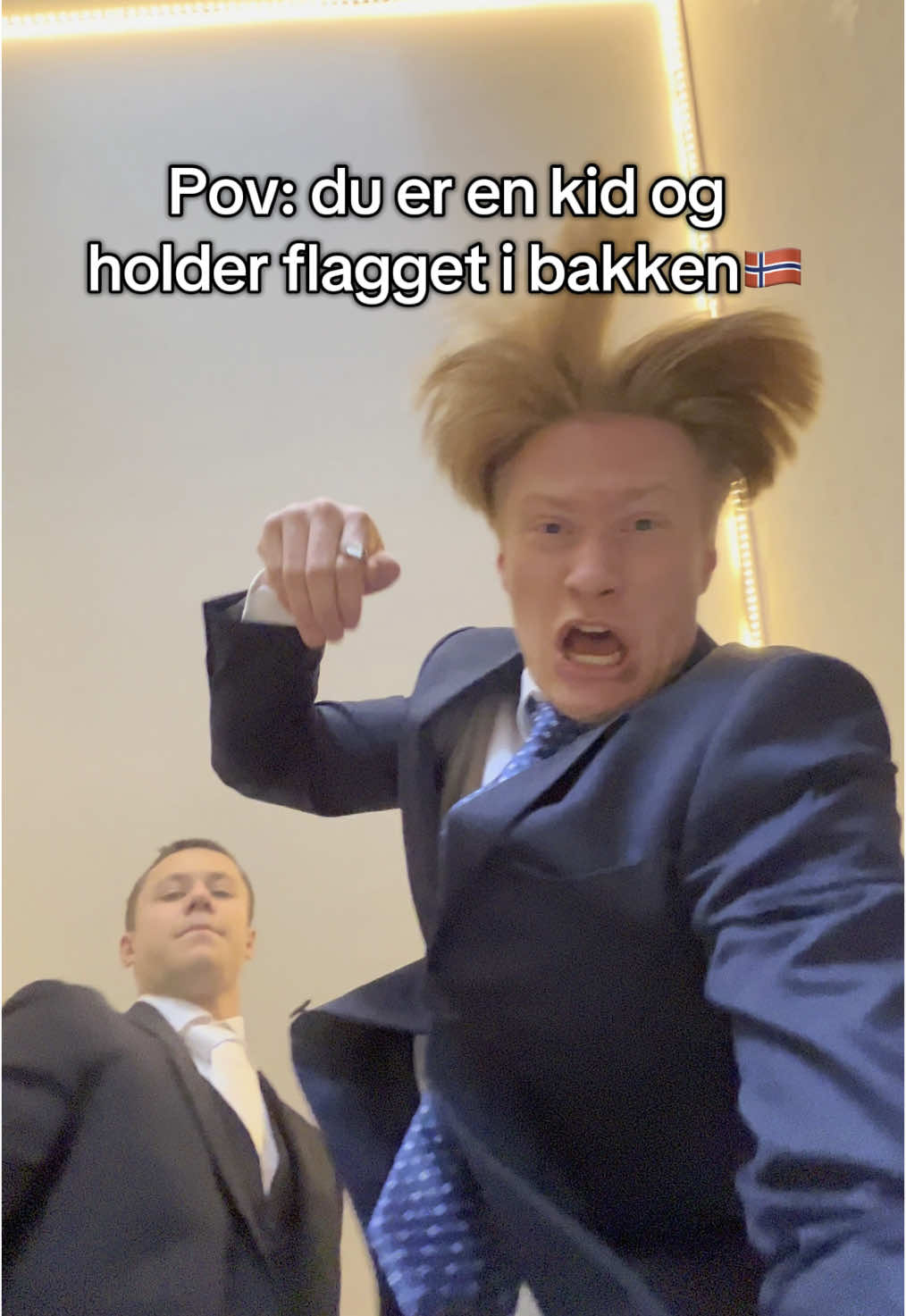 Du holder det flagget langt unna bakken uansett hvilket flagg du holder! #grunnlovsdagen #17mai #humor @Niklas Marton @Fredrik Aas 